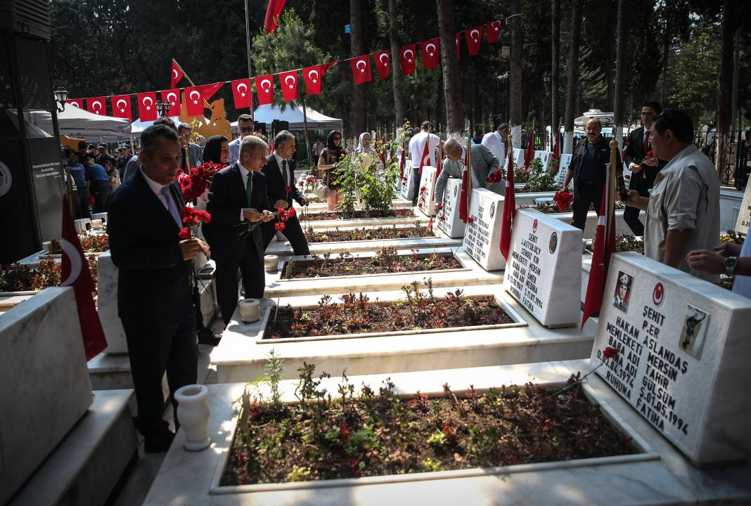 Bayram arifesinde şehitliklerde hüzün: Kahramanlara koştular - Resim: 1